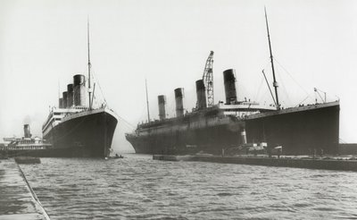 RMS Titanic wird aus dem Trockendock bewegt, um ihrer Schwesterschiff RMS Olympic einen Propellertausch zu ermöglichen, 6. März 1912 von English Photographer